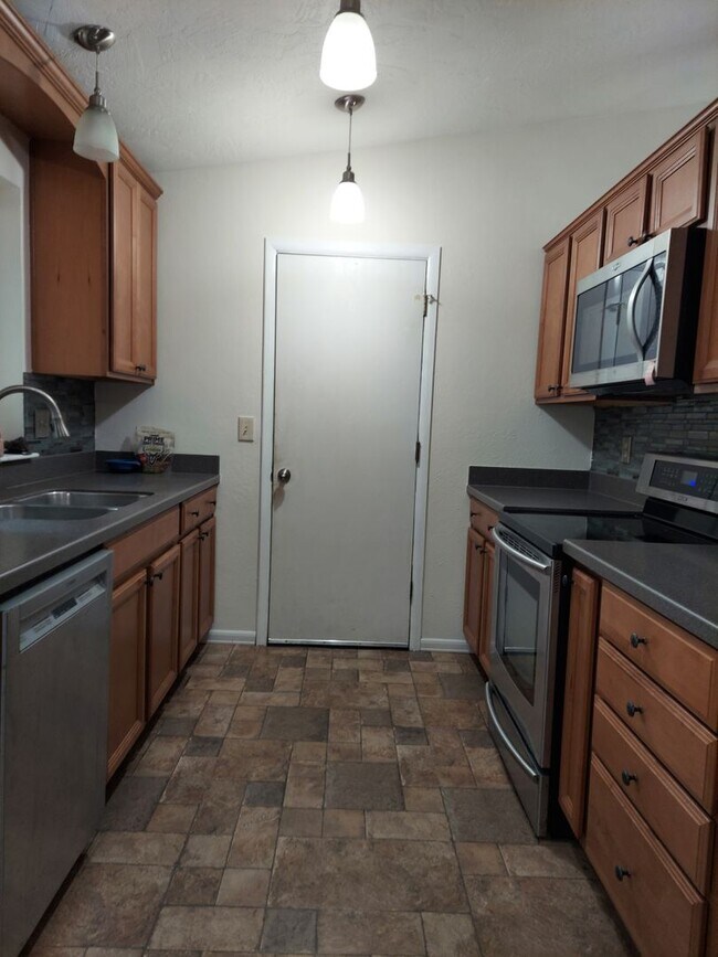 Foto del edificio - 3 Bedroom Home in Edgewater Estates!