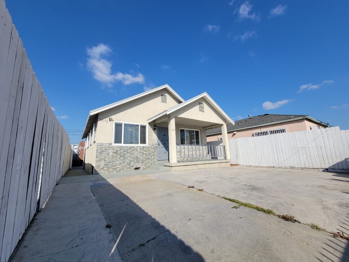 Foto principal - 1315 W 101st St