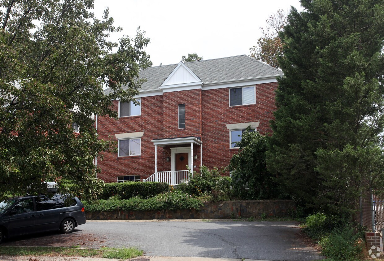 Building Photo - 8705 Plymouth St