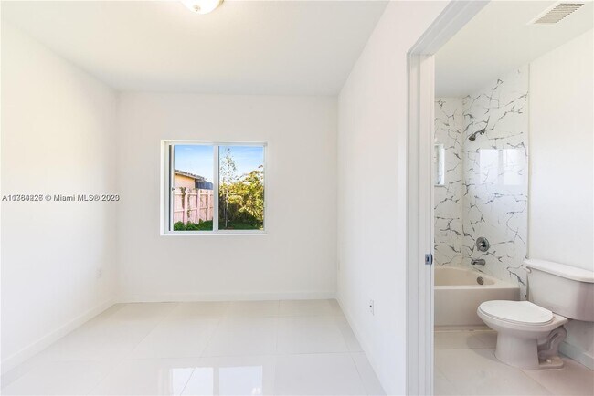 Foto del edificio - 2001 NW 96th St