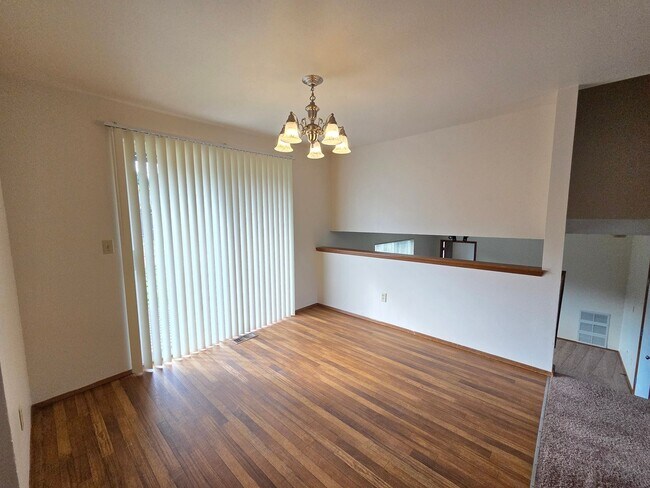 Building Photo - 3 bed, 2.5 bath home in Frontier Village!