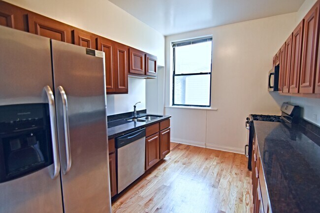 Building Photo - 714 W Buckingham Pl