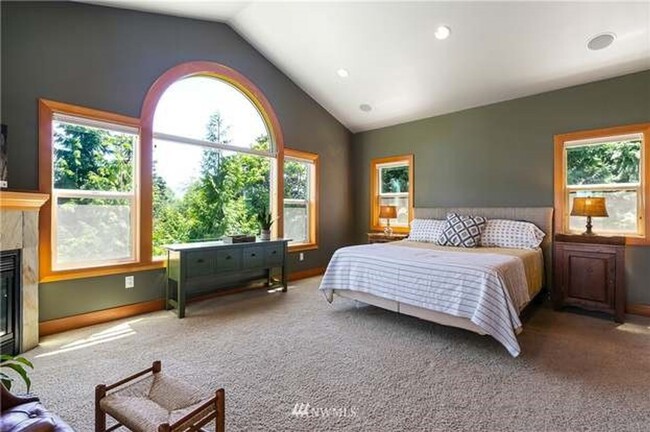 Building Photo - 4618 Lakeway Dr