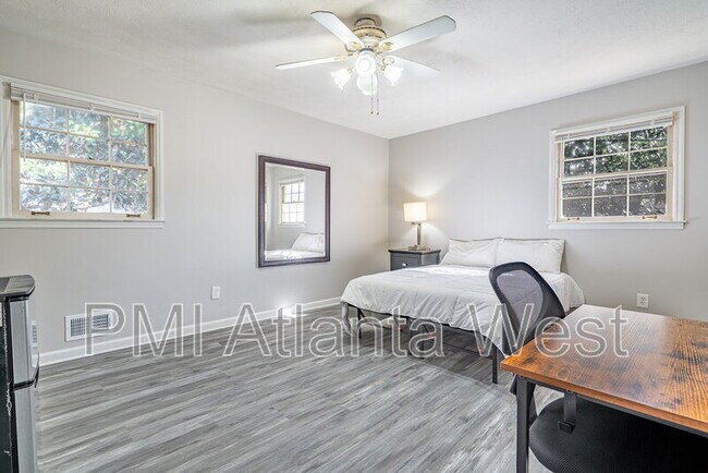 Foto del edificio - 2135 Knighton Dr