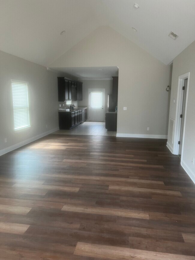 Building Photo - 1718 Stonebriar Dr NE