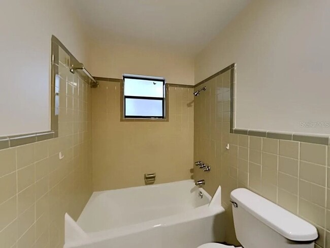 Building Photo - 3 Bed | 2 Bath | Corner Lot on Orchid Lake