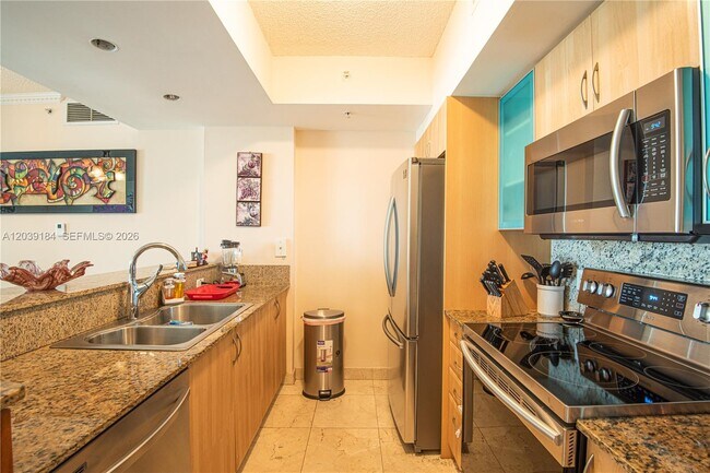 Foto del edificio - 17555 Atlantic Blvd