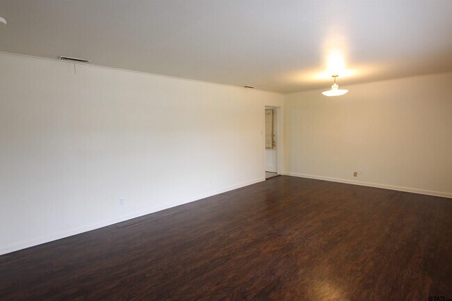 Foto del edificio - 2725 Tanglewood Dr