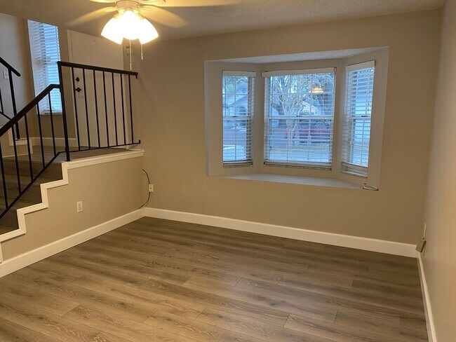 Building Photo - MOVE-IN SPECIAL-WONDERFUL 3/2.5 Home with 1 car garage-UCF Area