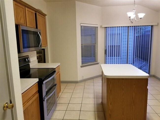 Building Photo - 3111 Creekwood Dr