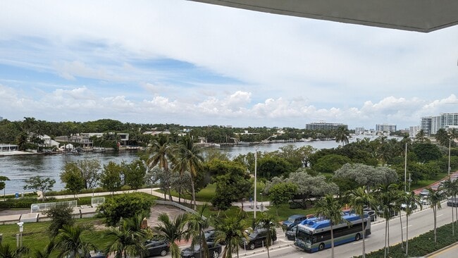 Foto del edificio - 6305 Indian Creek Dr