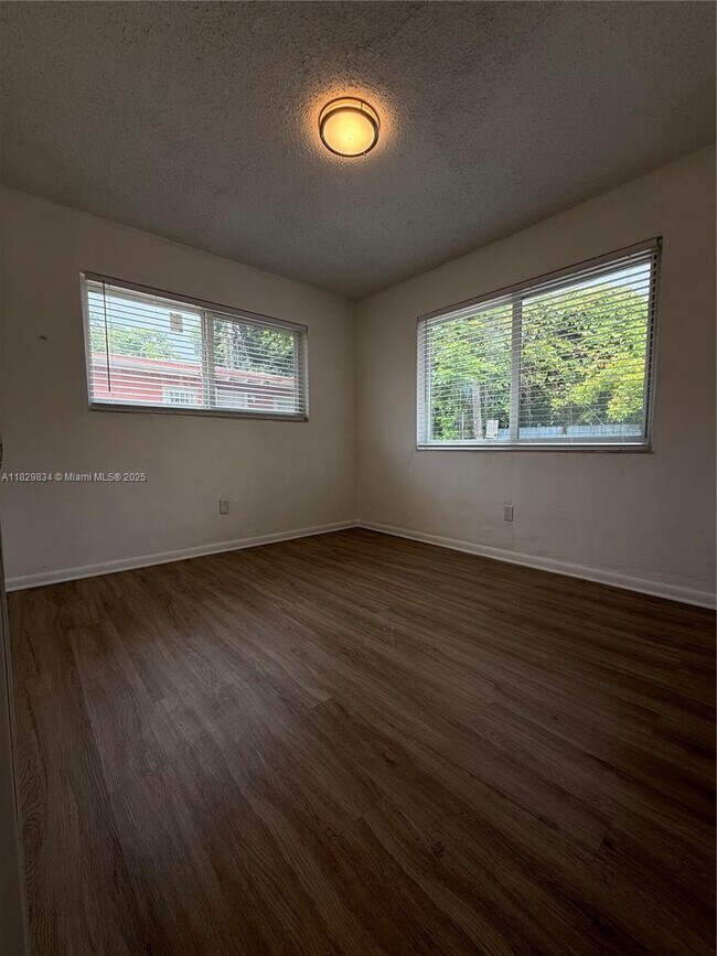 Foto del edificio - 5515 NW 6th Pl