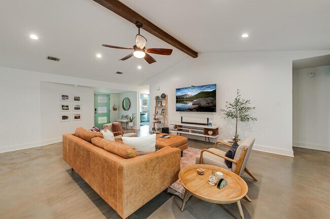 Building Photo - 9012 Texas Oaks Dr