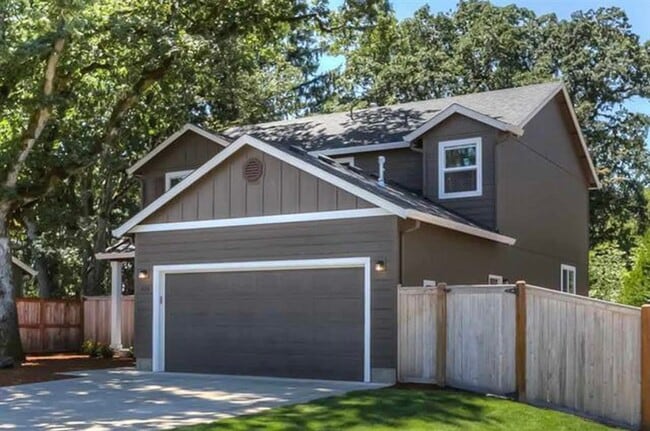 Building Photo - 926 NE Oakmont Loop