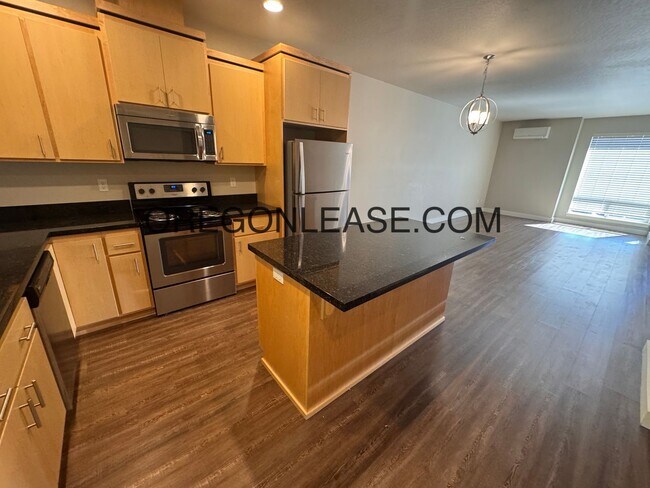 Foto del edificio - 2 bedroom 2.5 bath townhouse in Cal Young Area