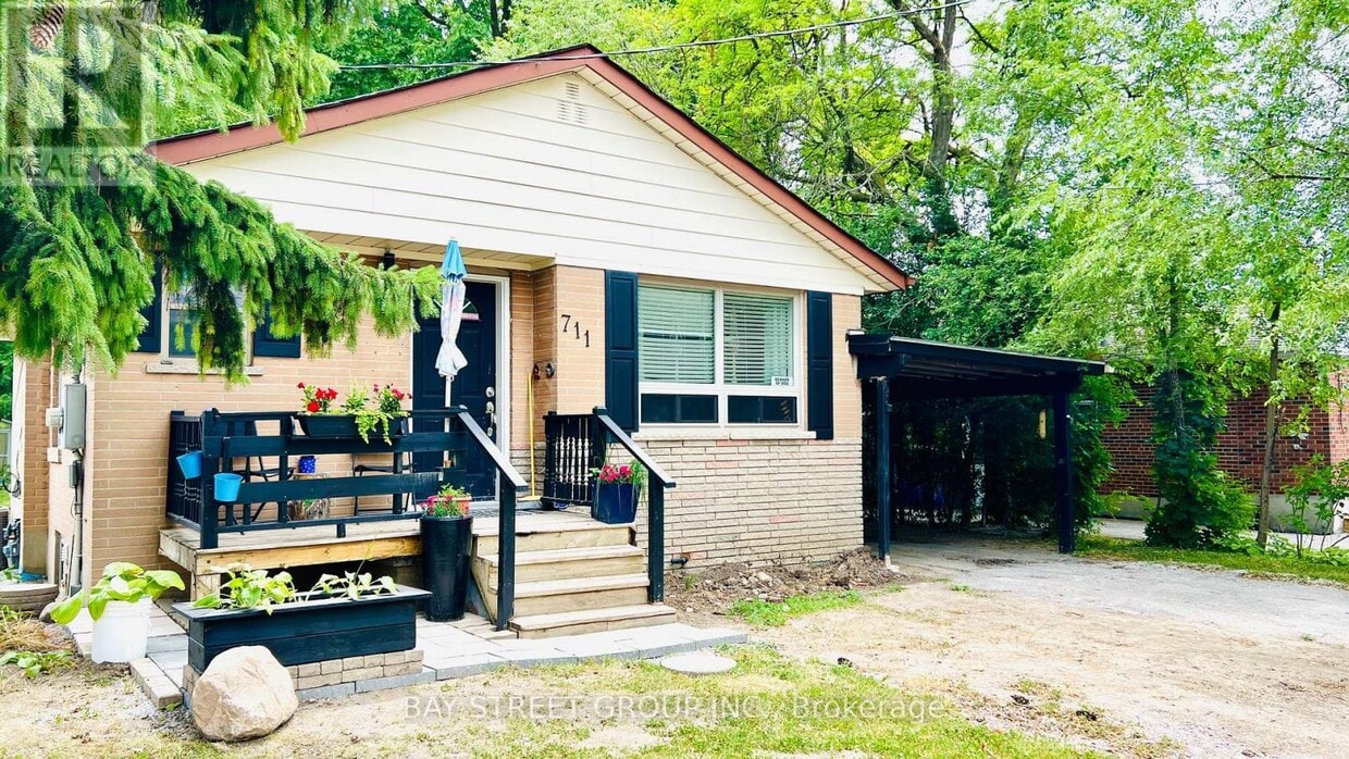 Primary Photo - 711 Dunlop St W