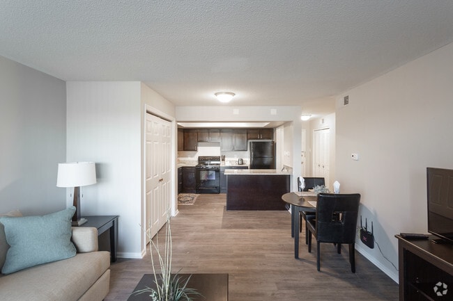 2BR, 2BA - 1000 SF - Edgewater Apartments