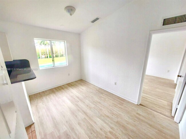 Foto del edificio - 925 NE 34th Ave