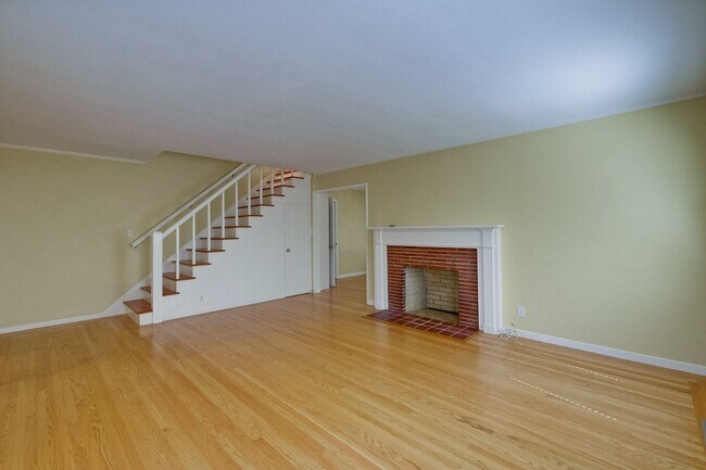 Building Photo - Spacious 4 Beds, 3 Baths Home in College T...