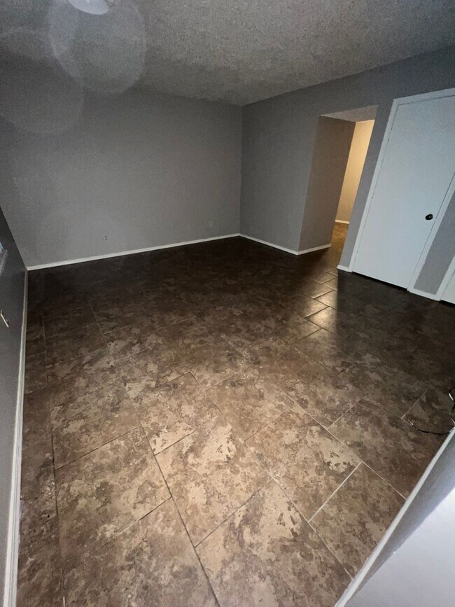 Building Photo - 2 Bed 1.5 Bath Duplex Total Electric