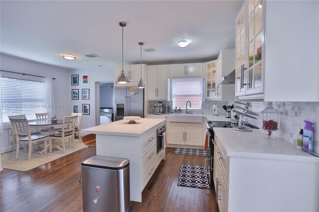 Foto del edificio - 4633 SW 13th St