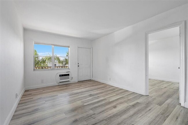 Building Photo - 1100 NE 9th Ave