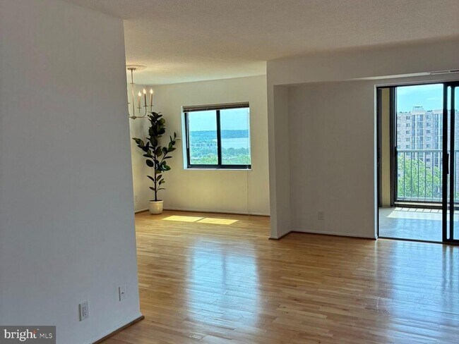 Building Photo - 5901 Mt Eagle Dr
