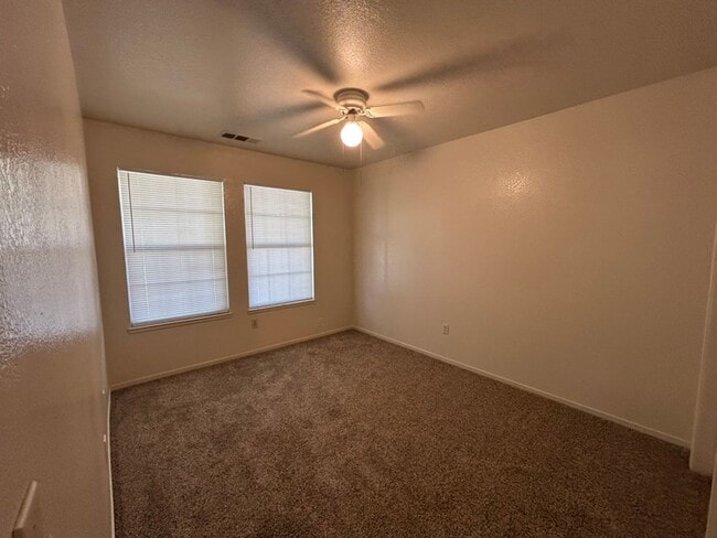 Foto del edificio - 3 bedroom 2 bathroom in a cul-de-sac home!!