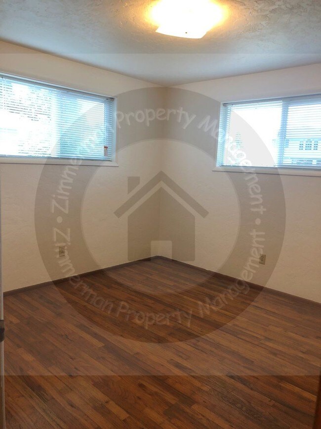 Building Photo - 2 br, 1 bath House - 570 N Bertelsen Rd