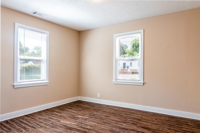 Front Bedroom - 2008 Lanier Dr