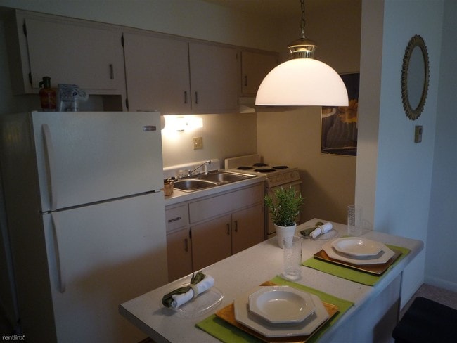 Building Photo - 1306 N Maple St