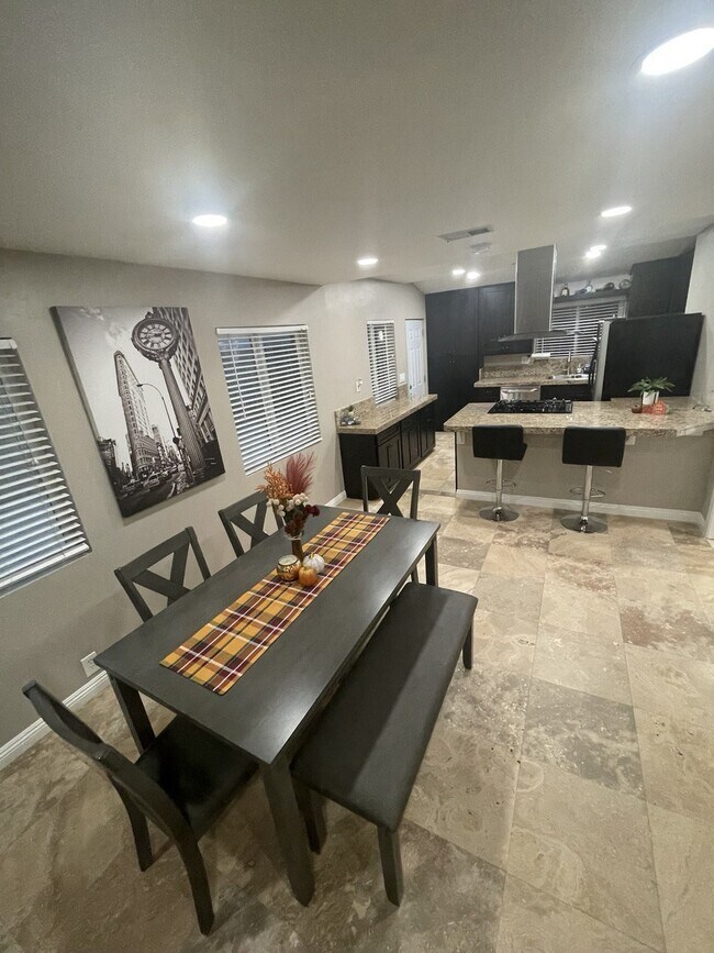 Comedor/Sala de estar - 1317 Marline Ave