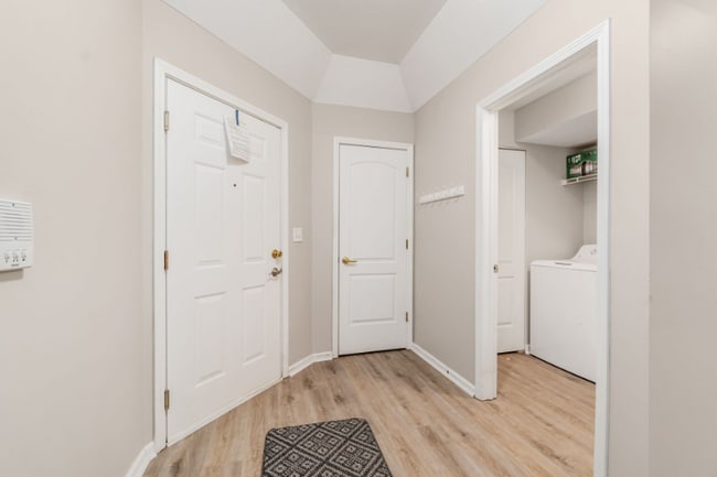 Building Photo - 757 Spring Valley Dr