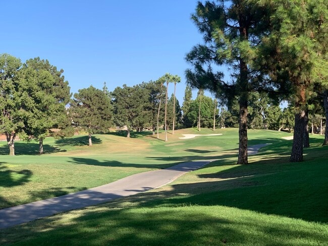 Building Photo - Remodeled Tustin Townhome 2B/3B