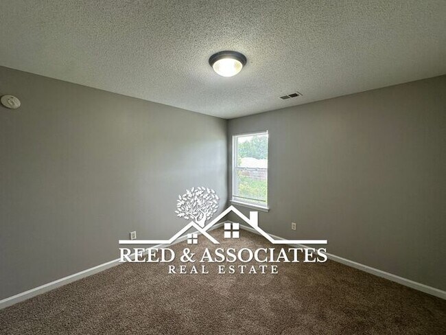 Building Photo - 2-Story Home Located in Quiet Cove!