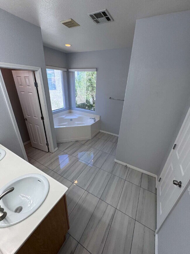 Foto del edificio - Centennial Hills 4-bedrooms with 2.5 bath
