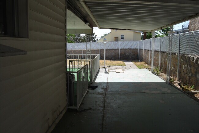 Foto del edificio - 929 Giles Rd