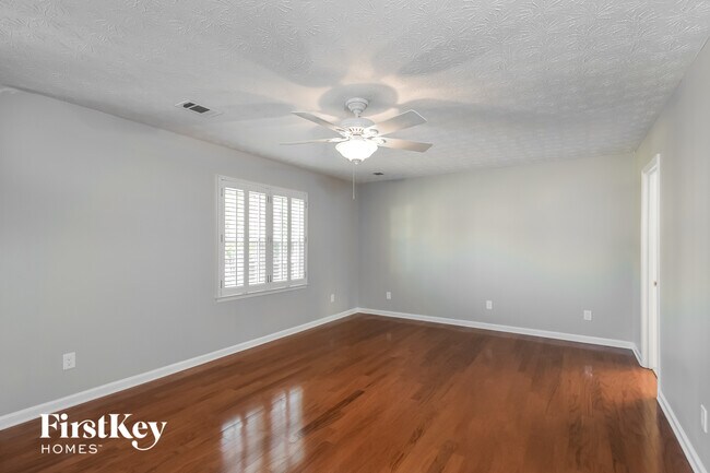 Building Photo - 3601 Robinson Walk Dr