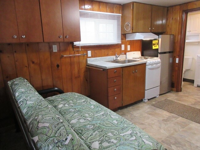Building Photo - Cozy & Comfortable & Furnished Tiny House