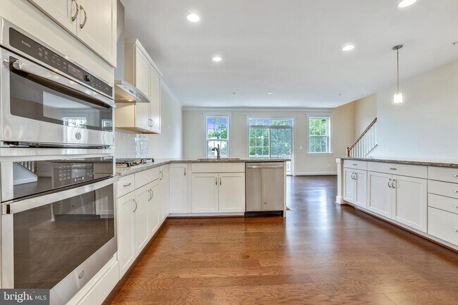 Building Photo - 10211 Travilah Grove Cir