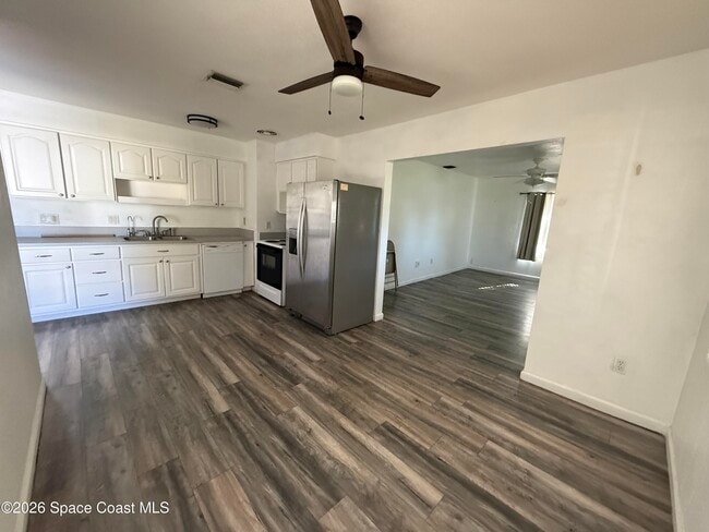 Building Photo - 805 Camellia Dr