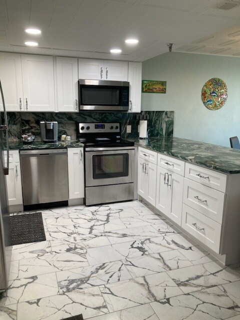 Building Photo - 5915 Sea Ranch Dr