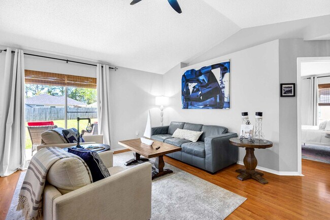 Foto del edificio - 2453 Gulf Breeze Ave