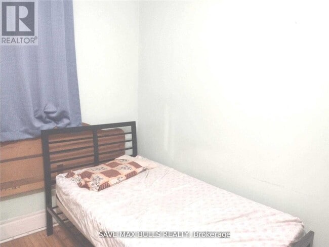 Building Photo - 285 King St W