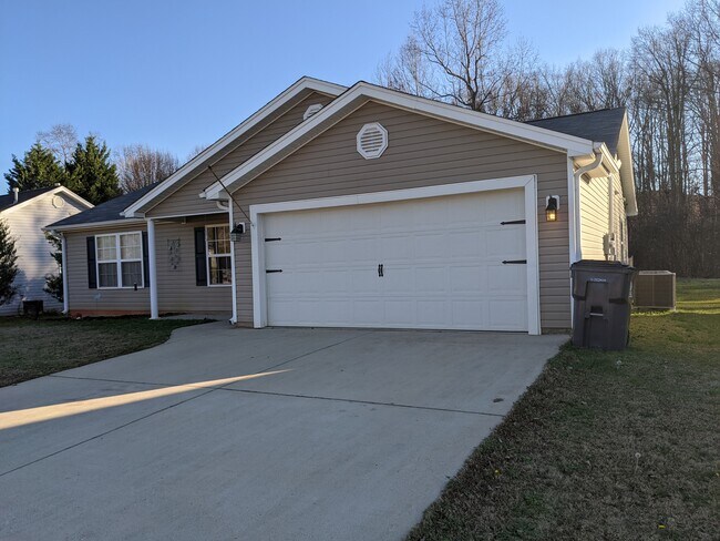 Building Photo - 158 Walcott Dr