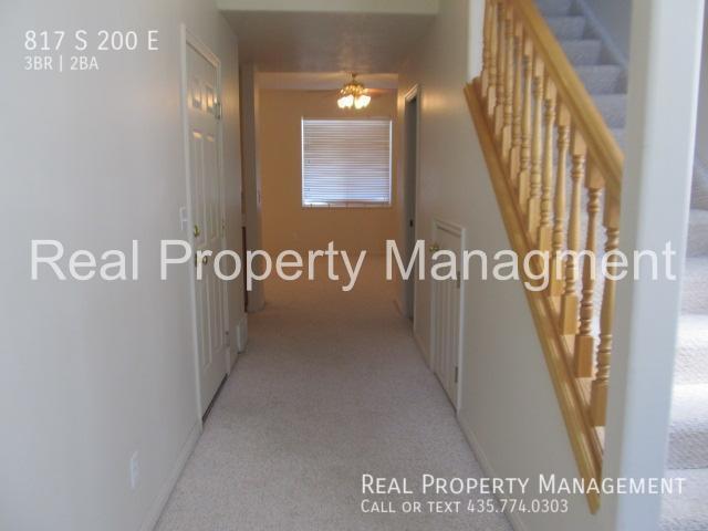 Building Photo - 3 Bedroom Townhome in Smithfield.  Availab...