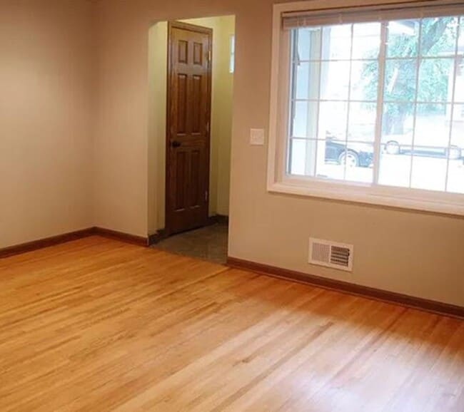 Building Photo - 913 22nd Ave SE