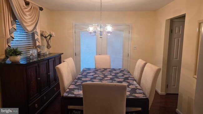 Building Photo - 8744 Valley Dr