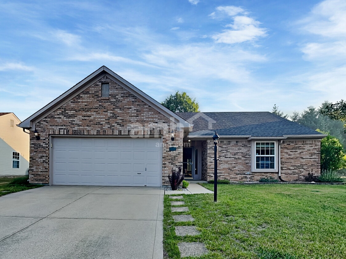 Primary Photo - 372 E Pine Ridge Dr