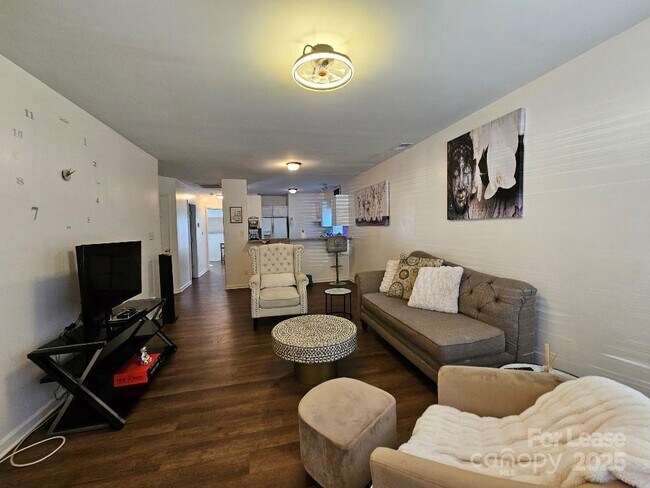 Foto del edificio - 336 Lutz Ave